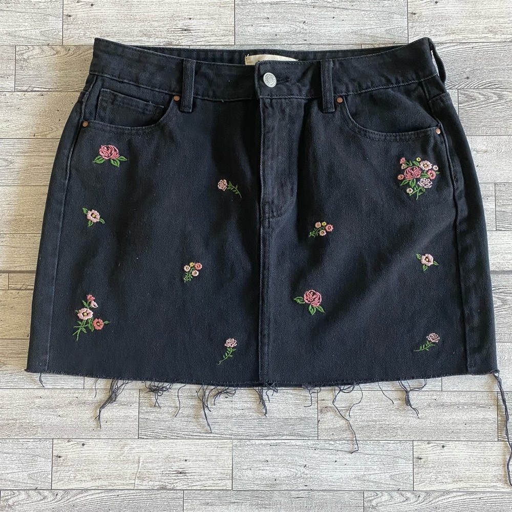 PacSun Black Denim Mini Skirt Size 28 Raw Hem Floral‎ Embroidery